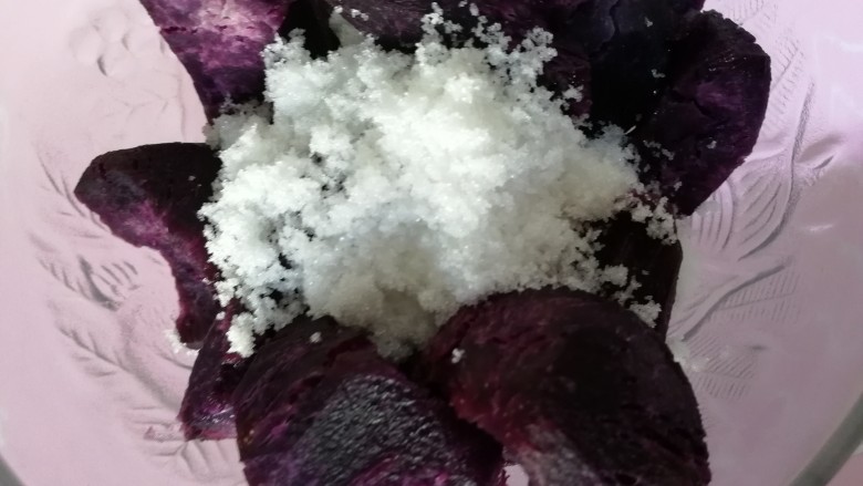家有烤箱+紫薯酥,蒸熟的紫薯涼凉后放入35g白糖，用手抓匀。