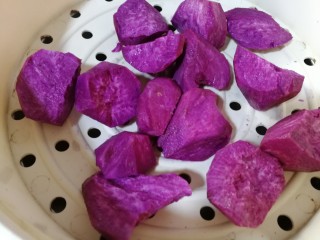 家有烤箱+紫薯酥,紫薯去皮切块，放入蒸锅蒸熟。