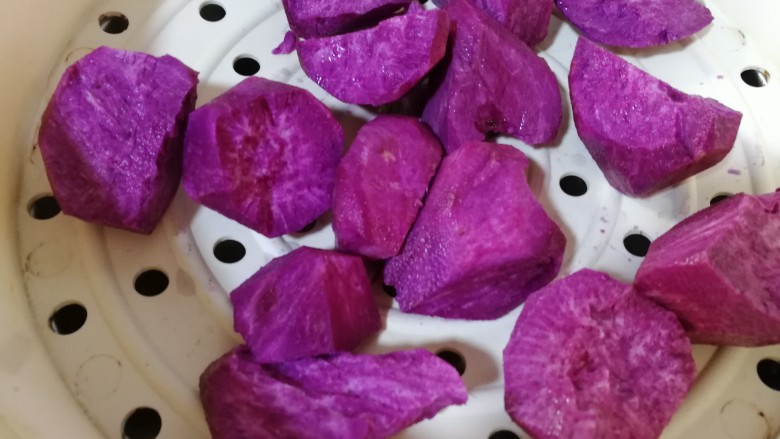 家有烤箱+紫薯酥,紫薯去皮切块，放入蒸锅蒸熟。
