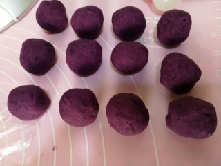 家有烤箱+紫薯酥,然后我们准备紫薯馅，15g一个揉出12个球。盖上保鲜膜防止风干。