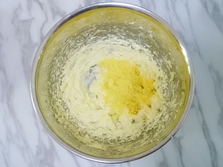 玛格丽特饼干,把过筛好的蛋黄倒进打发好的黄油中