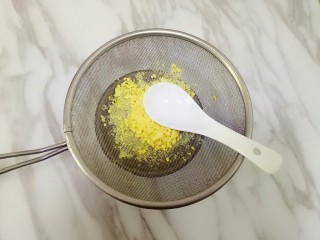 玛格丽特饼干,鸡蛋凉水下锅，水沸后煮8分钟，捞出放凉水冷却，取蛋黄在筛子上过筛，用勺子按压使蛋黄通过筛网，成为蛋黄细末