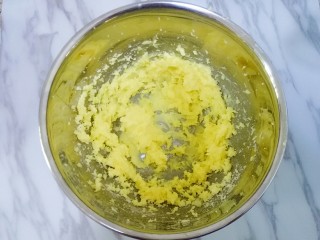 玛格丽特饼干,先把糖粉和黄油搅拌一下，以免启动打蛋器时糖粉飞溅，