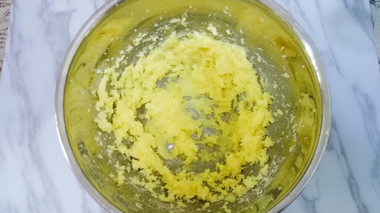 玛格丽特饼干,先把糖粉和黄油搅拌一下，以免启动打蛋器时糖粉飞溅，
