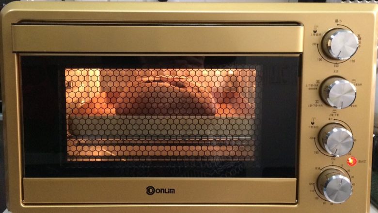 全麦星空面包,放入预热的烤箱中下层，上下火170度，约烤25分钟。（请按各自烤箱情况调整烘烤温度和时间）