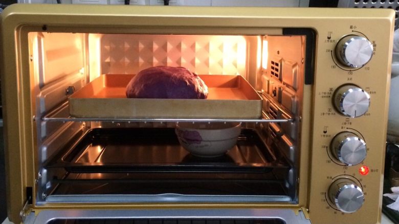 全麦星空面包,把面包放入烤箱内进行二发，开启烤箱发酵功能，可设定发酵温度35度，在烤箱下层放碗温水增加湿度。