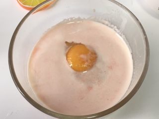 宝宝辅食之网格蛋卷,将搅拌好的胡萝卜倒入鸡蛋碗里，搅拌均匀。