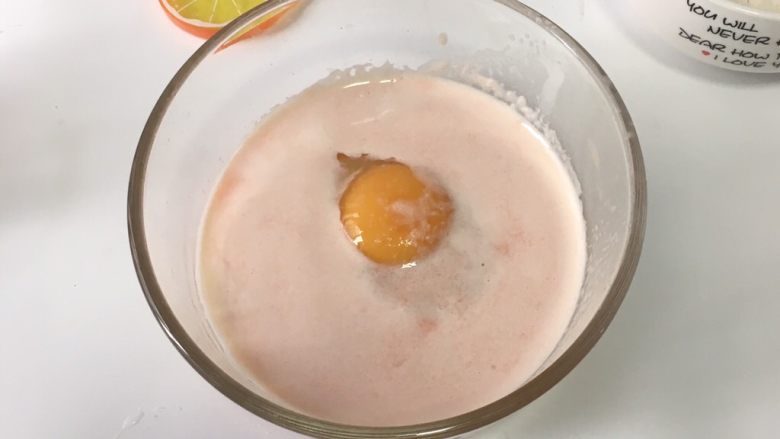 宝宝辅食之网格蛋卷,将搅拌好的胡萝卜倒入鸡蛋碗里，搅拌均匀。