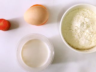 宝宝辅食之网格蛋卷,鸡蛋/1个，低筋面粉/70克，胡萝卜∕15克克，冲泡好的奶粉∕60克。