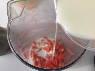 宝宝辅食之网格蛋卷,3.将焯熟的胡萝卜放入料理机里，倒入冲泡好的奶粉，搅拌成细腻的糊。