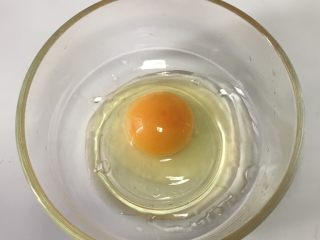 宝宝辅食之网格蛋卷,鸡蛋打入碗里