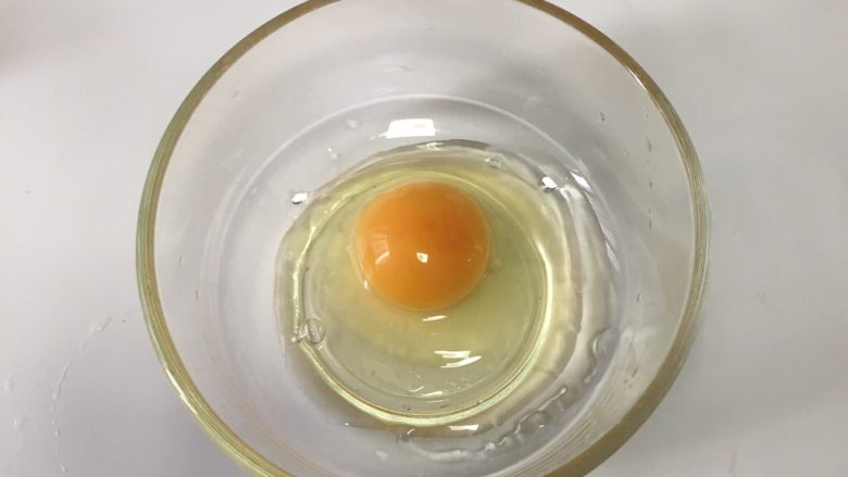 宝宝辅食之网格蛋卷,鸡蛋打入碗里