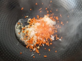 东北菜之儿童饭包,洋葱胡萝卜下锅煸炒，可以释放胡萝卜素，超过的洋葱也没有辛辣的怪味