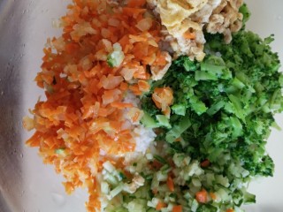 东北菜之儿童饭包,盛一碗米饭，倒入青菜碎