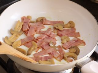芝士意粉,稍热放入切成小块的培根和口蘑煎制一下。