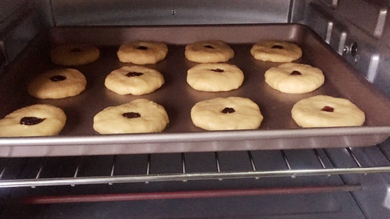 蔓越梅奶香南瓜饼干#家有烤箱#,将烤盘放入预热好的烤箱中层，上下火180度，烤20分钟即可。