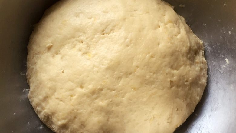 蔓越梅奶香南瓜饼干#家有烤箱#,然后用手揉成面团，包上保鲜膜松弛十分钟。