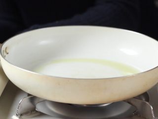 芝士意粉,锅中加入橄榄油或一小块黄油。