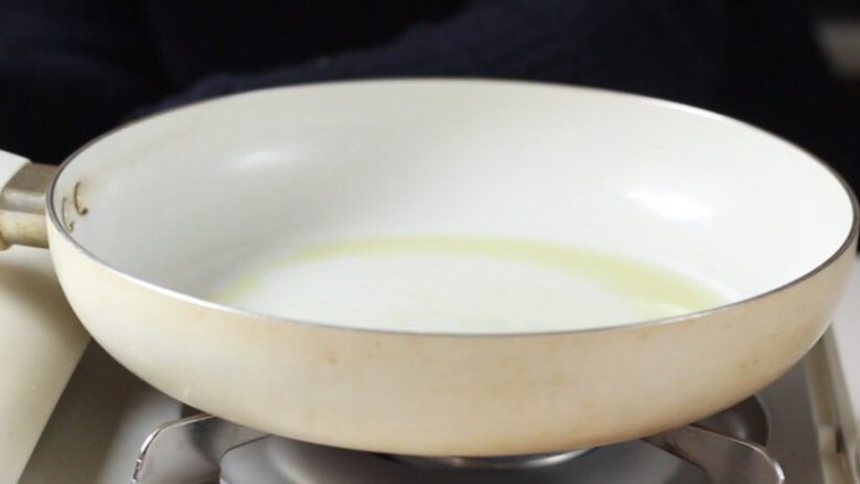 芝士意粉,锅中加入橄榄油或一小块黄油。