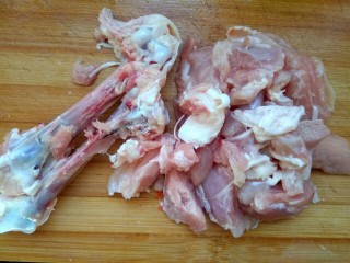 咖喱鸡腿肉,鸡腿洗净，把肉剔下来，切成小块