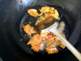 咖喱鸡腿肉,锅中放入适量植物油 ，放入鸡腿肉，煎至变色