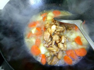 咖喱鸡腿肉,锅中水耗的差不多了，土豆胡萝卜变软，放入鸡肉
