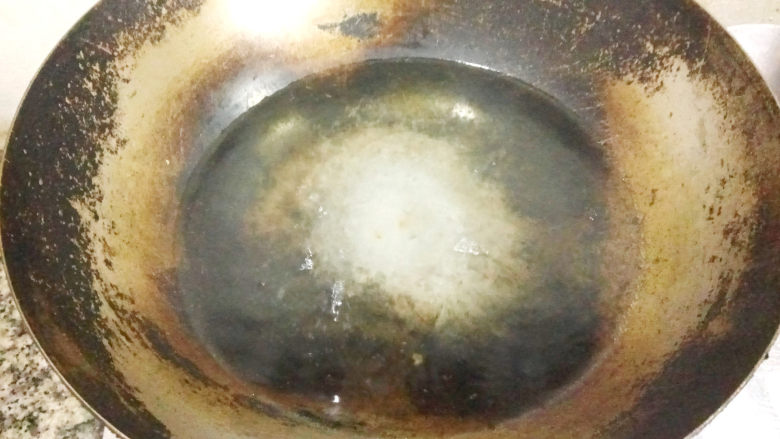 脆皮鱼丸,锅中加入清水，煮至边缘开始冒泡，转小火。