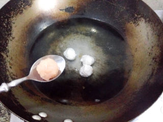脆皮鱼丸,用勺子舀下，放入锅中，汆烫。