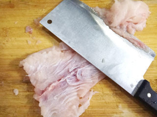 脆皮鱼丸,草鱼尾洗净，撕去鱼皮，用刀慢慢地刮下鱼肉，即是鱼糜。（骨头别扔，可以煲汤）