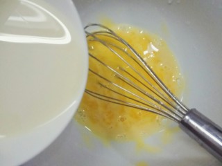 戚风蛋糕,蛋黄搅散，边加水边搅拌