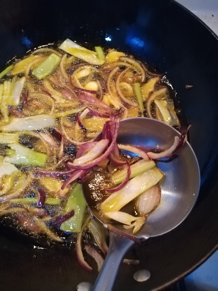清油火锅底料,将洋葱，葱，姜，蒜倒入锅中炸，炸至表皮起皱打起来。