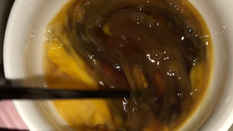酱油蒸蛋羹,用筷子打发鸡蛋和25g酱油拌匀