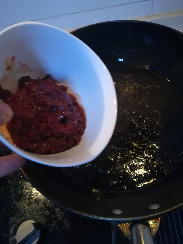 清油火锅底料,下糍粑海椒和豆瓣，炒至水分微干（豆瓣表皮泛白）