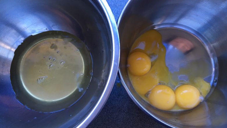 黄豆粉戚风蛋糕,蛋清蛋黄分离在干净的盆里