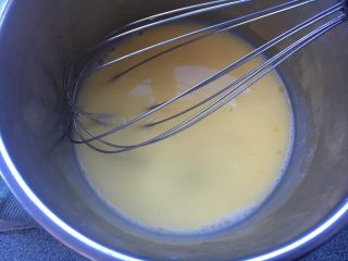 黄豆粉戚风蛋糕,牛奶加玉米油混合均匀