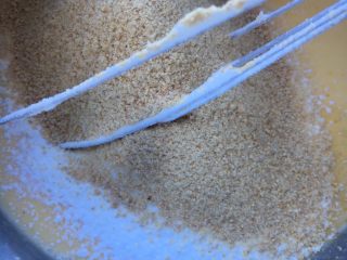 黄豆粉戚风蛋糕,过筛加入低筋面粉和黄豆粉，翻拌均匀