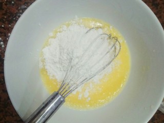 戚风蛋糕,过筛面粉加入蛋黄液里面