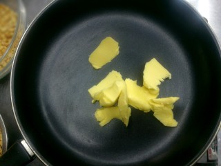 零失败的牛轧糖,黄油放在不粘锅里炒融化。一定要用不粘锅。