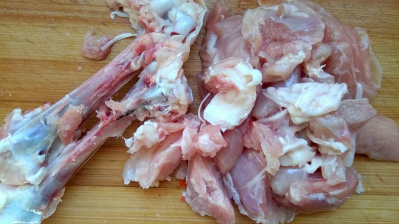 香菇鸡腿肉,剔除骨头，把鸡肉切成小块