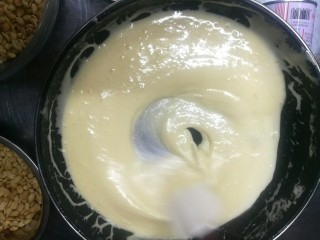 零失败的牛轧糖,炒到照片上这种状态，再翻炒2分钟，为了使做出来的牛轧糖更硬一些。