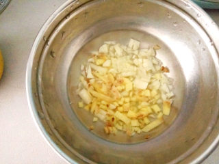 脆皮鱼丸,姜末和蒜碎放入小碗中，倒入少许开水，浸泡10分钟，姜蒜水就做好了。（爱吃姜蒜的亲，可以省略这一步，直接将姜和蒜加入到鱼糜中即可。）