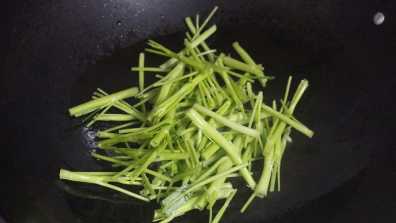 通菜两吃(腐乳/虾酱),锅里放油，油热后放入一半通菜茎翻炒