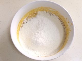 南瓜玛德琳,低筋面粉和泡打粉混合过筛入盆内。