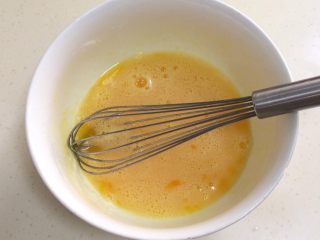 南瓜玛德琳,用手动打蛋器搅拌均匀，使细砂糖溶解。