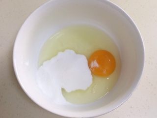 南瓜玛德琳,在大盆内打入鸡蛋，加入细砂糖。