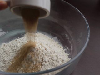 豆沙扭扭包,将酵母加入高粉中
