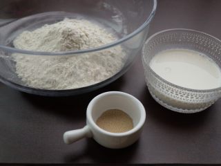 豆沙扭扭包,首先来制作中种，准备好种面材料
