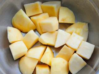 拔丝苹果 百分百成功 附炒糖过程最详细图解 适合各种拔丝菜品,切成苹果块。