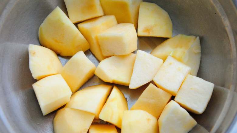 拔丝苹果 百分百成功 附炒糖过程最详细图解 适合各种拔丝菜品,切成苹果块。