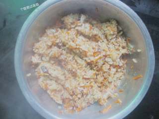 烧麦, 最后将炒好的馅儿跟煮好的糯米饭混合，用勺子搅拌均匀。